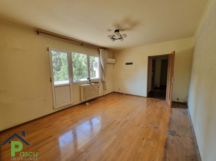 Vanzare apartament 3 camere Brancoveanu, str. Dorohoi, et. 3, cf. I, semi-decomandat